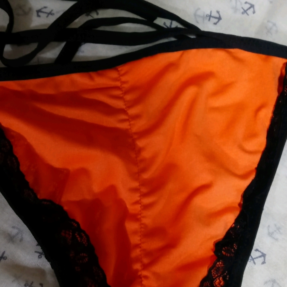 Bikini - Picture 2 of 2